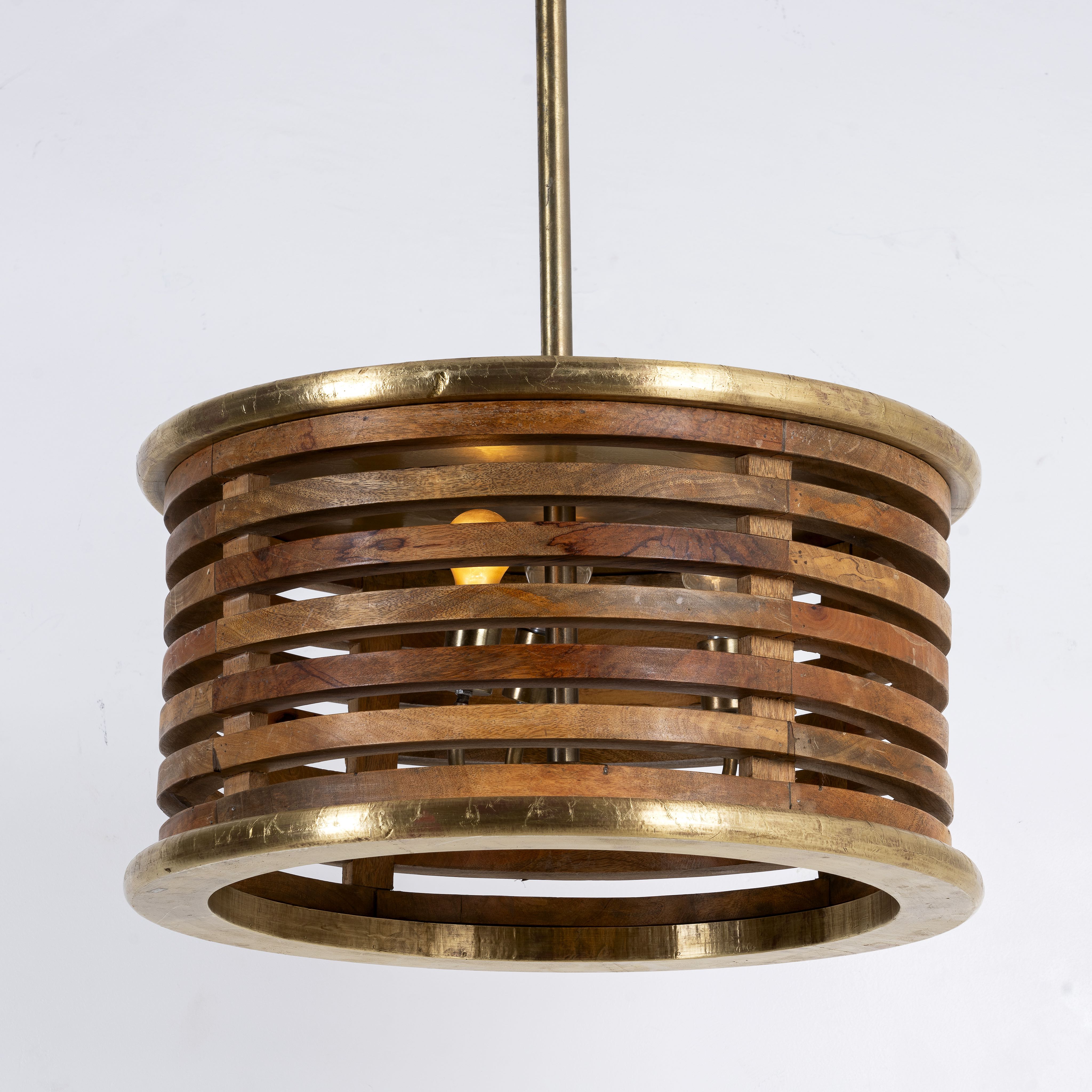 Multi-ring rustic pendant lamp made of mango wood with brass accents – a minimalistic style lighting piece ideal for dining areas, kitchens, or stylish open spaces.