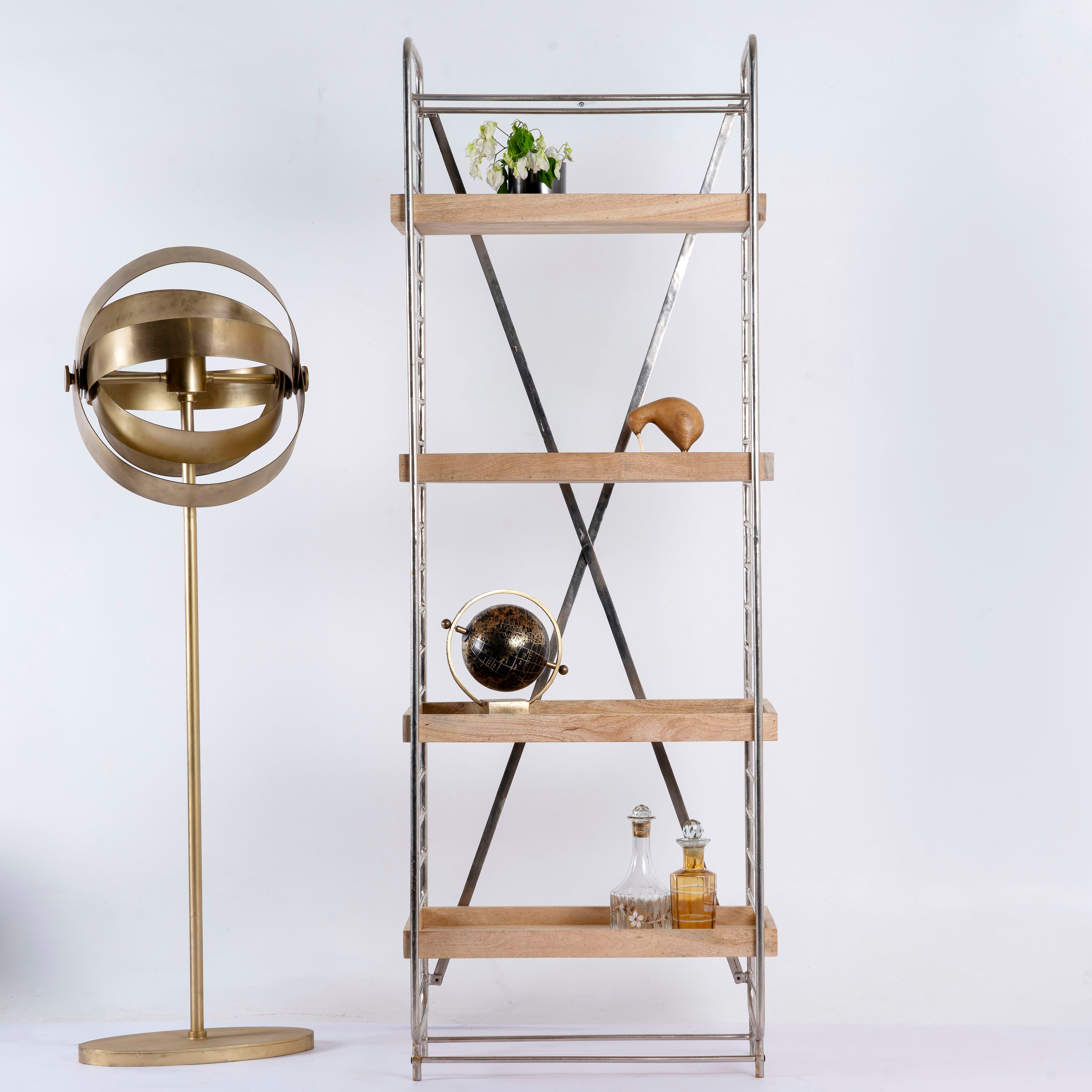 Compact brass-plated iron shelf with removable mango wood trays – minimalistic furniture and modular mango wood shelving for stylish, functional interiors.