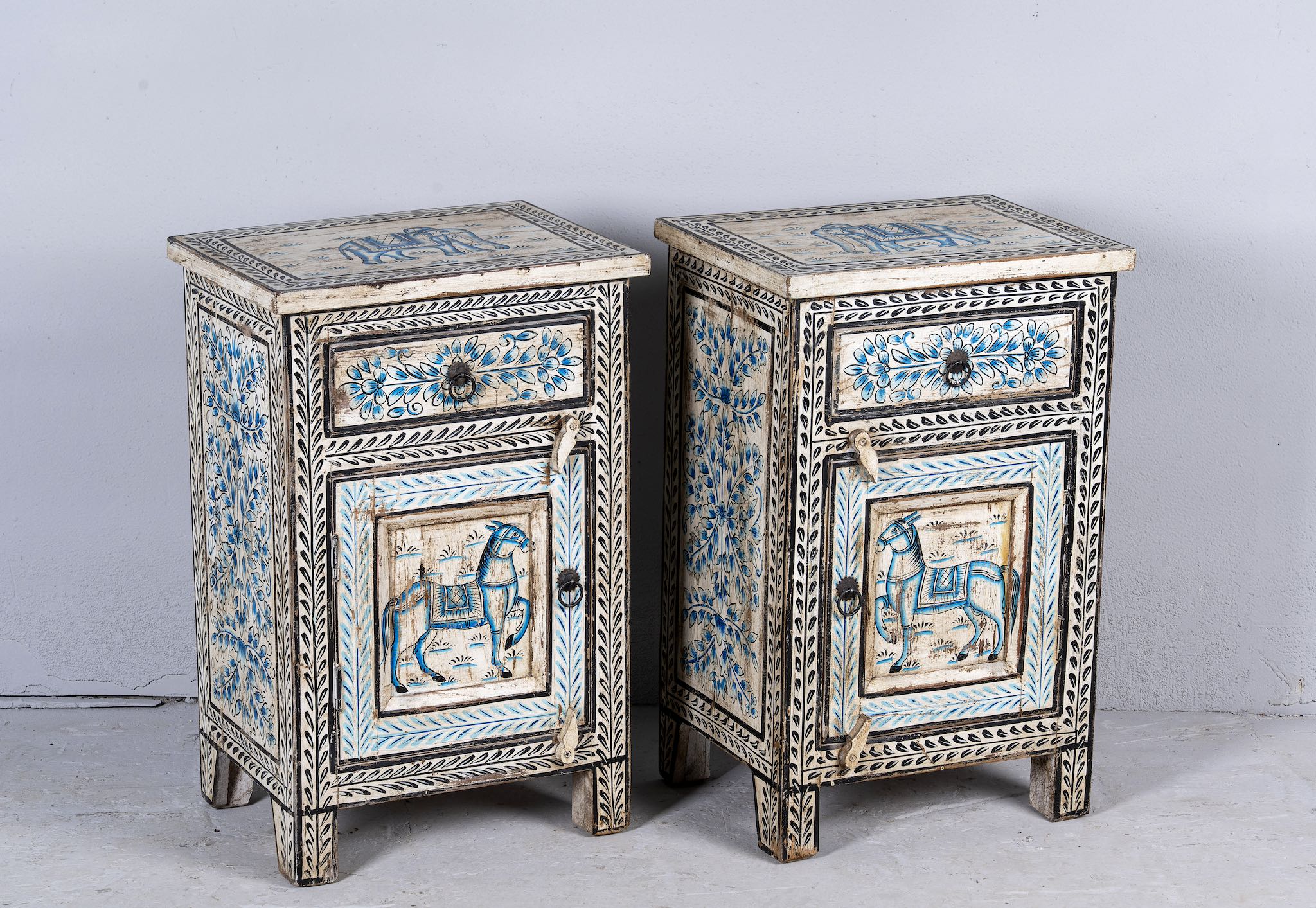 Side angle picture of a set of two hand painted night stands with floral and horse motifs; sustainable furniture made of reclaimed wood, 45 × 35 × 70 cm.