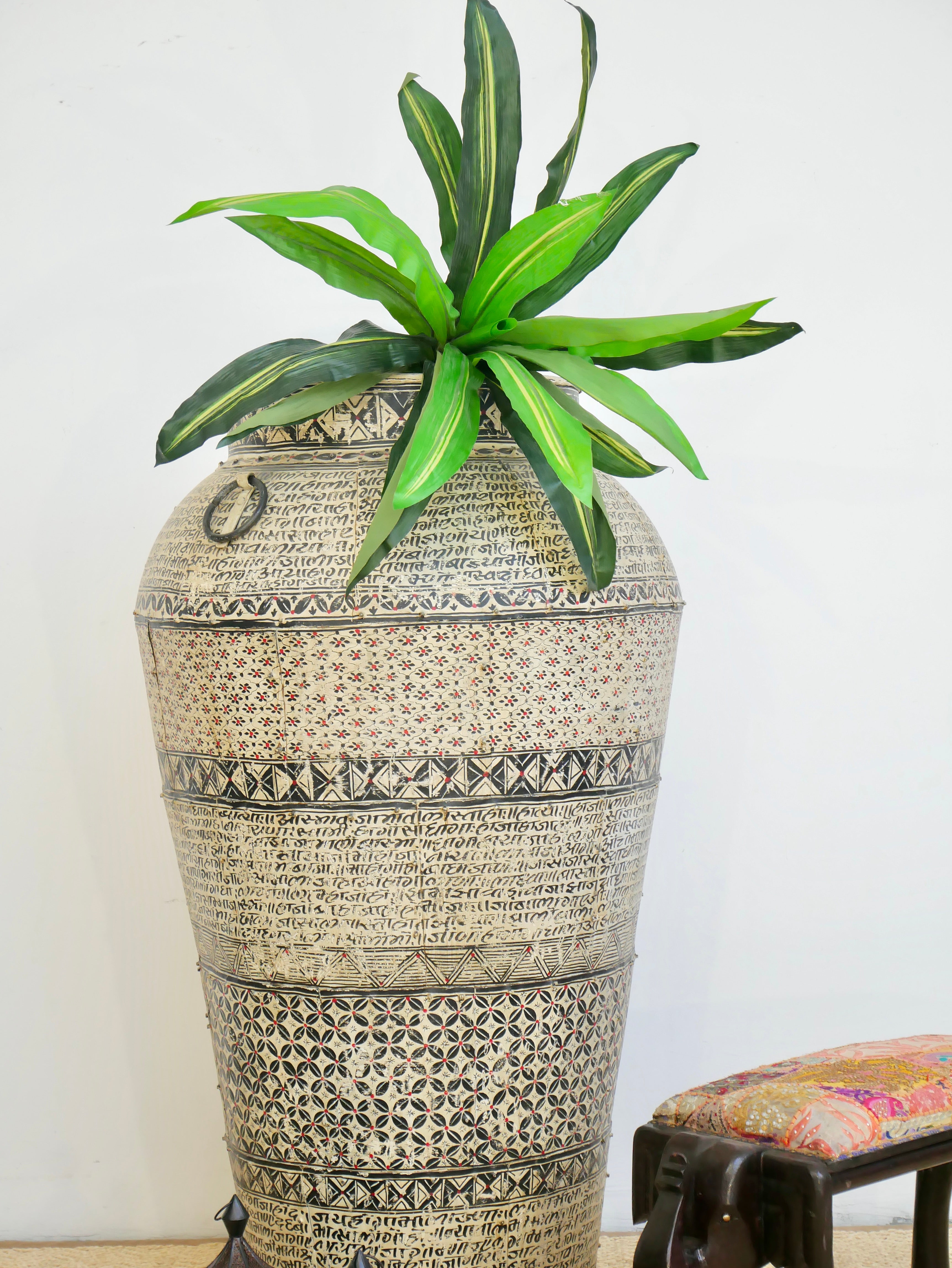 Vincent, vase with sanskrit details