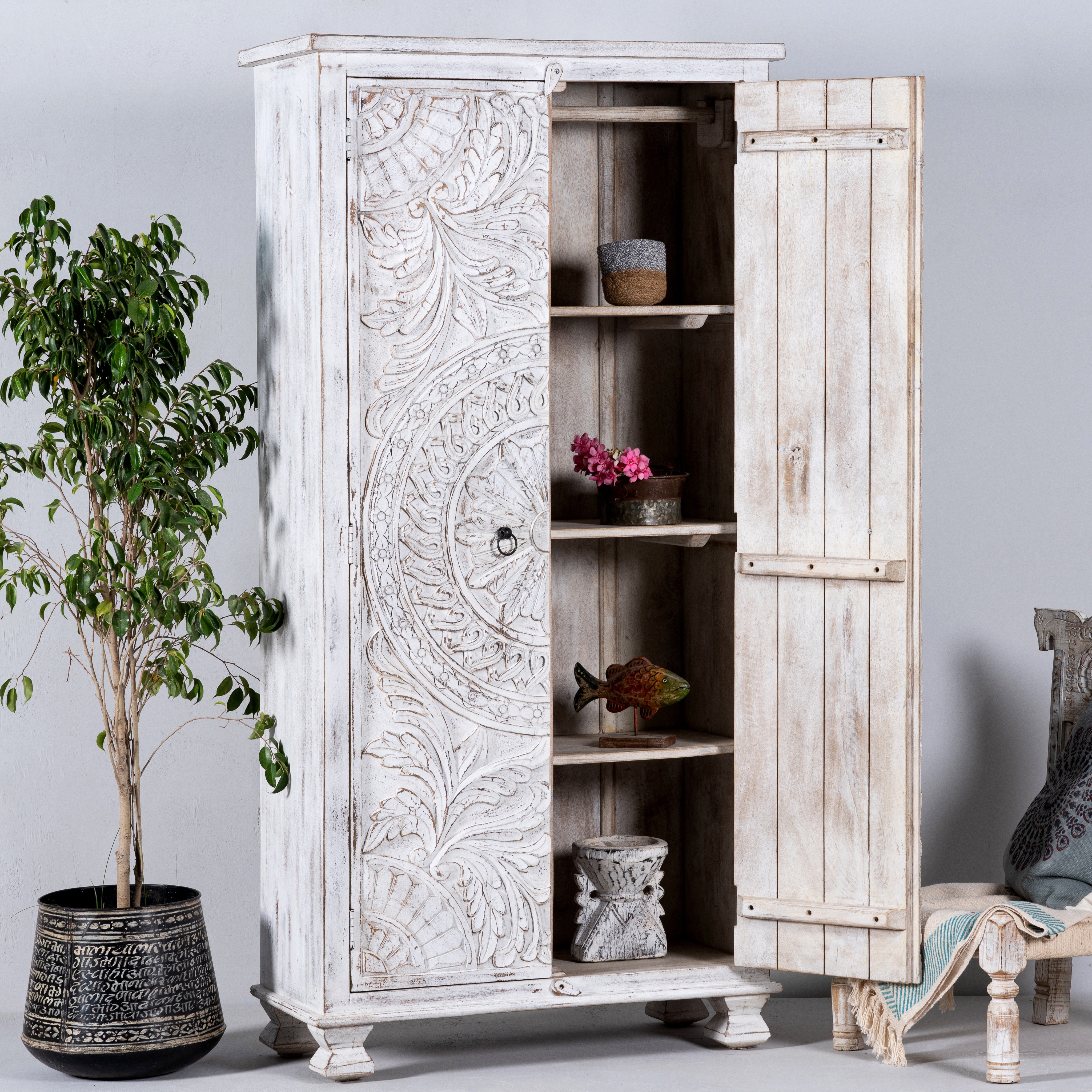 Handgeschnitzer, 2 türiger Schrank aus Mangoholz, gefertigt in Indien in mediterranem vintage Stil.