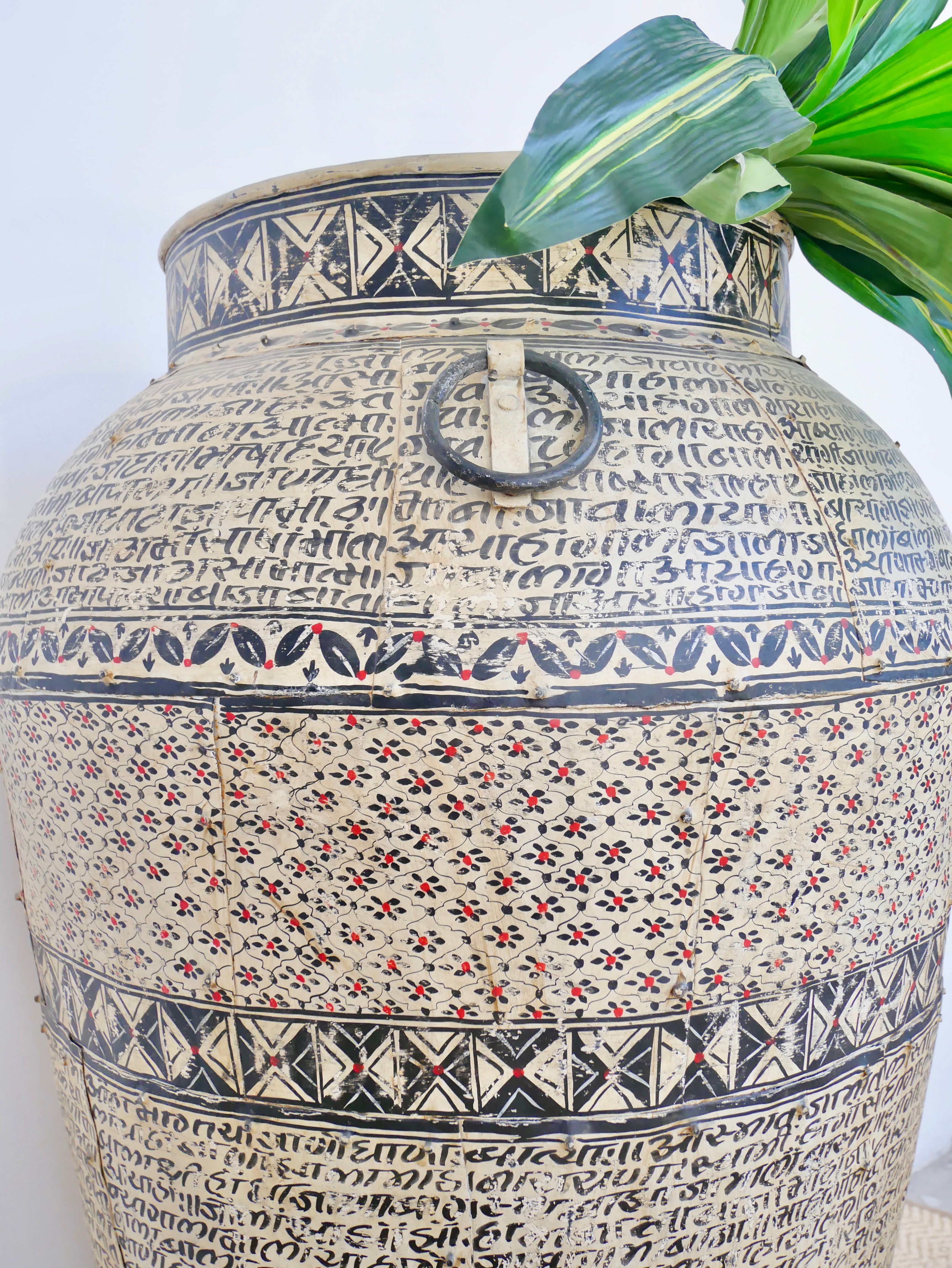 Vincent, vase with sanskrit details