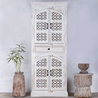 Handgesneden kast met 4 deuren en 1 lade, gemaakt van mangohout in India in mediterrane vintage stijl.