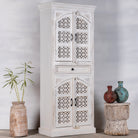 Handgesneden kast met 4 deuren en 1 lade, gemaakt van mangohout in India in mediterrane vintage stijl.