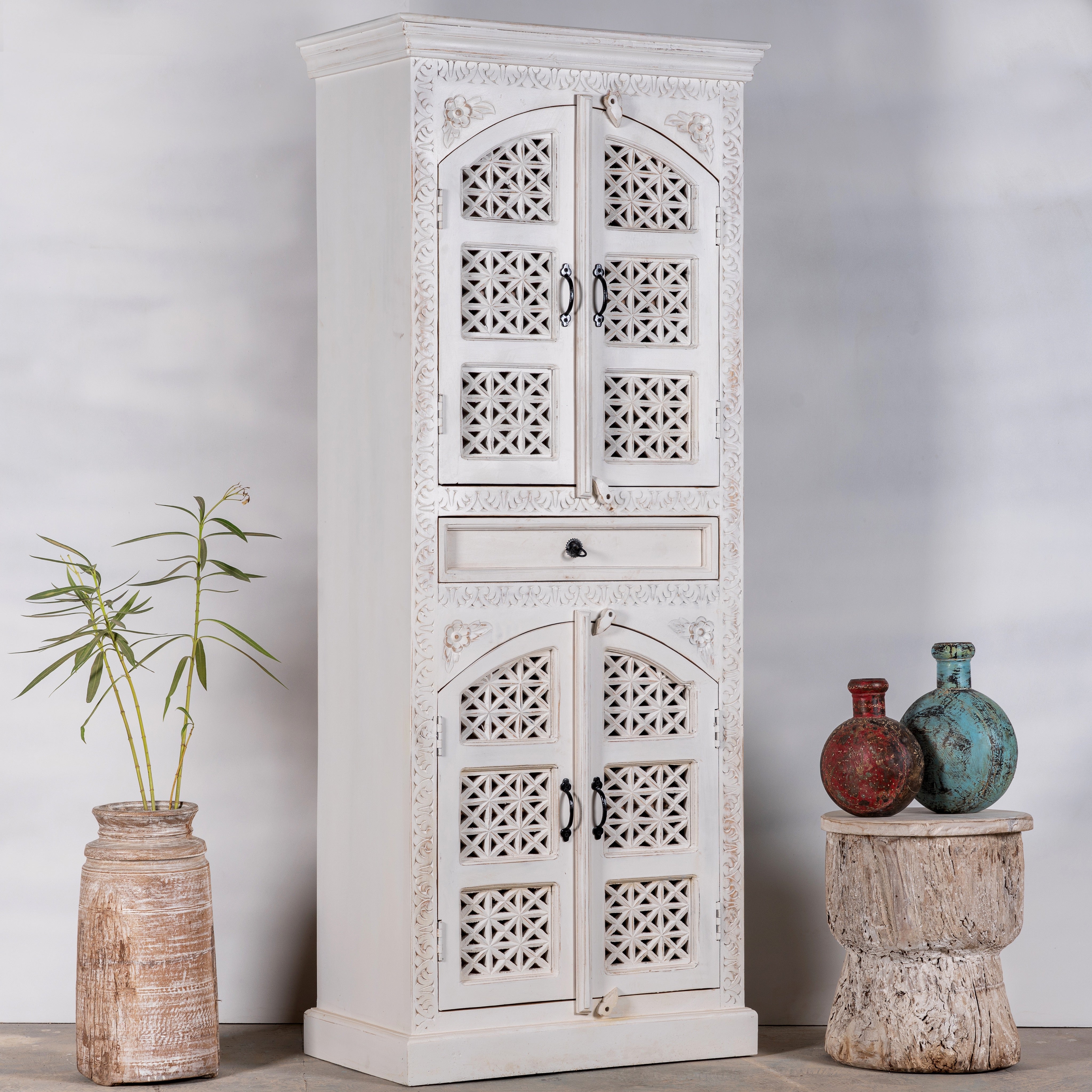 Handgesneden kast met 4 deuren en 1 lade, gemaakt van mangohout in India in mediterrane vintage stijl.