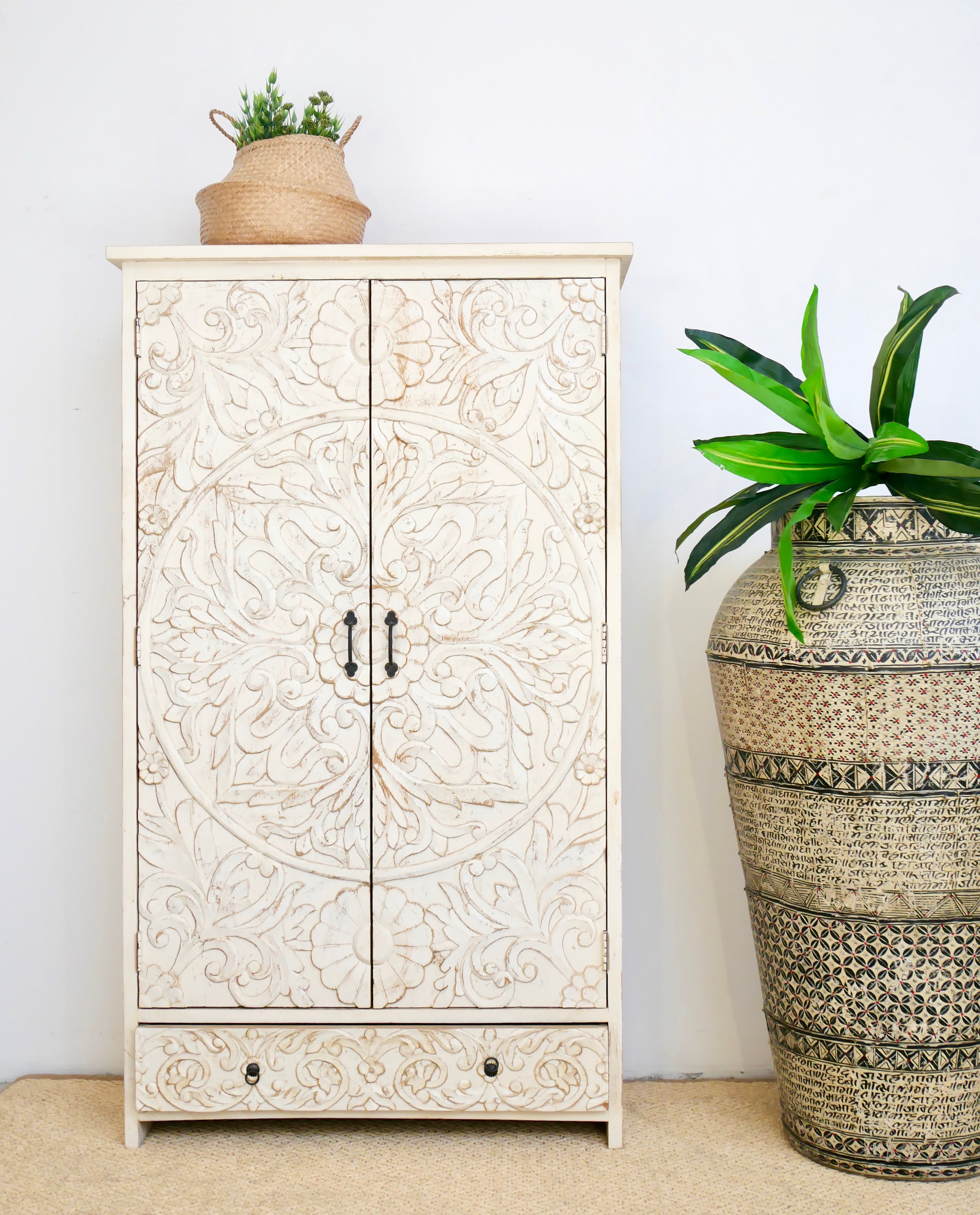 Vincent, vase with sanskrit details