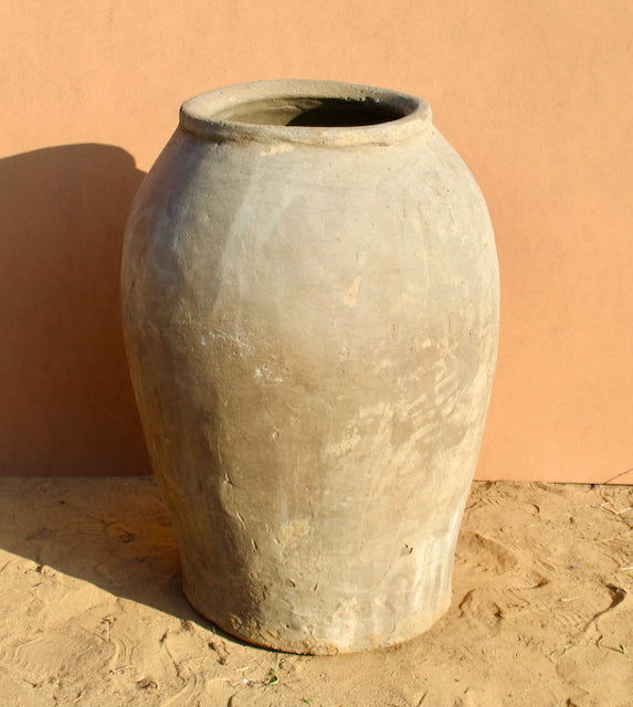 Antique-style Indian clay vase with wide body – a Bali style clay vase perfect for Indian home decoration and boho-inspired interiors.