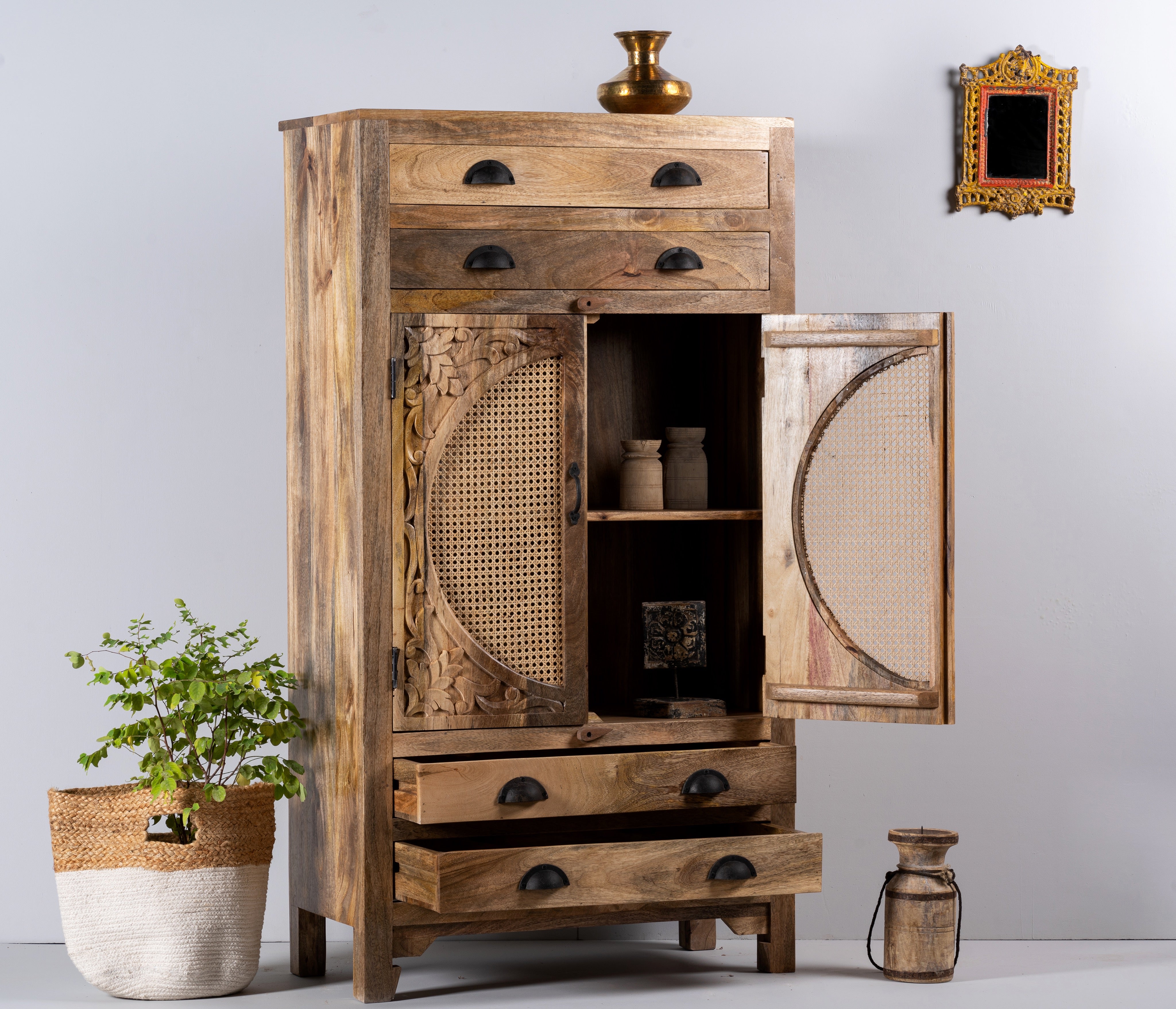 handgesneden kast met rotan inzetstukken van mangohout, vervaardigd in India een vintage mediterrane stijl.