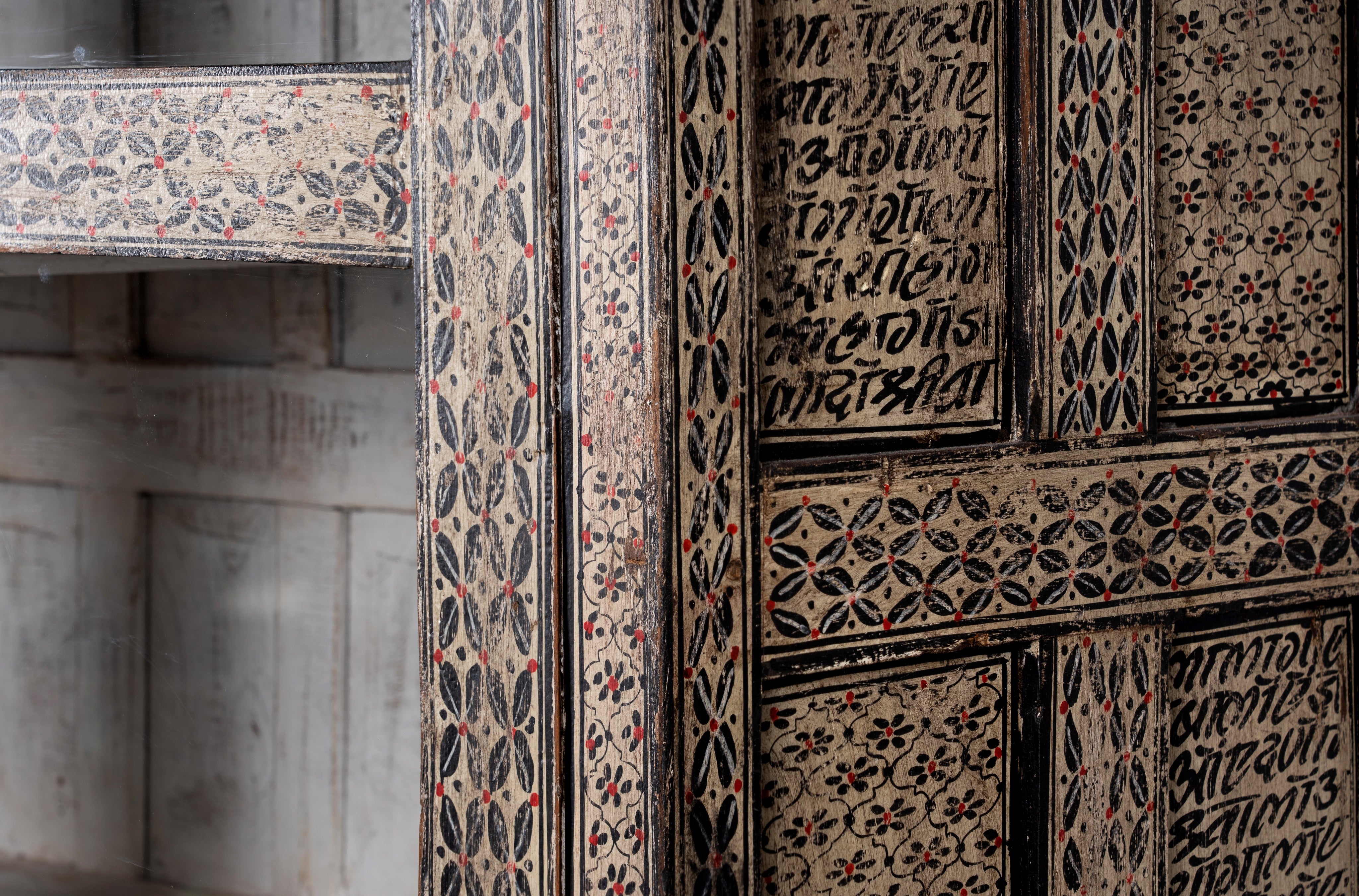 Close-up Almarhi, indian-style display cabinet