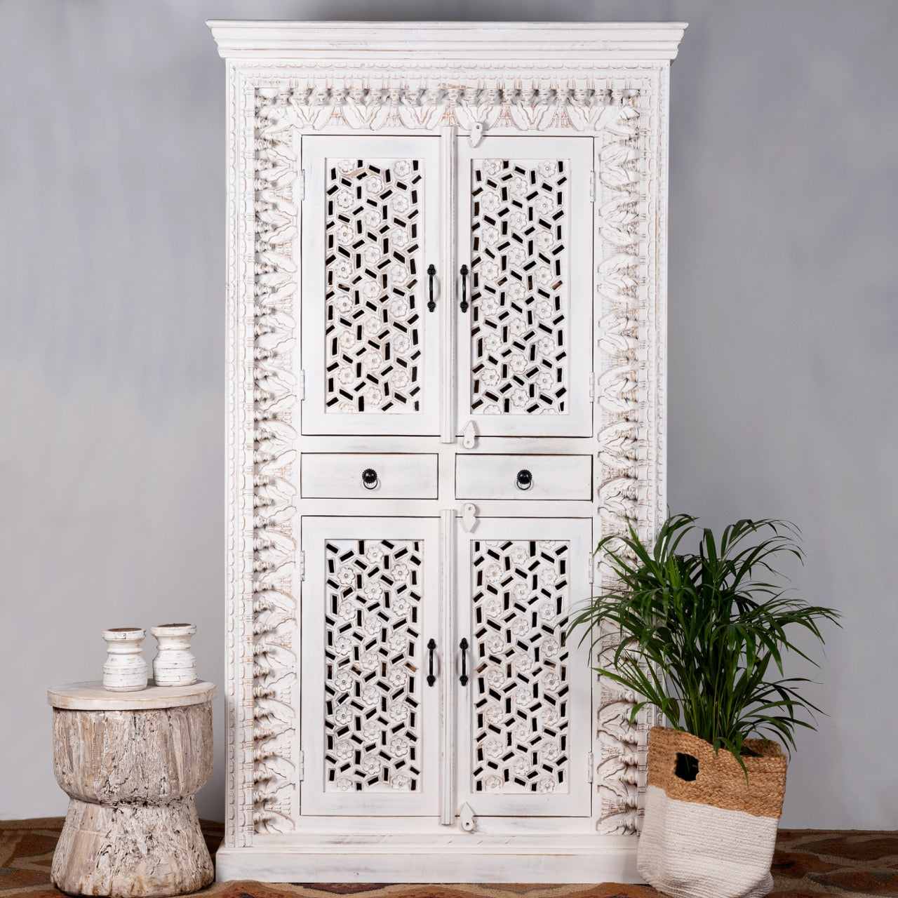 Rejka, white cupboard with floral details