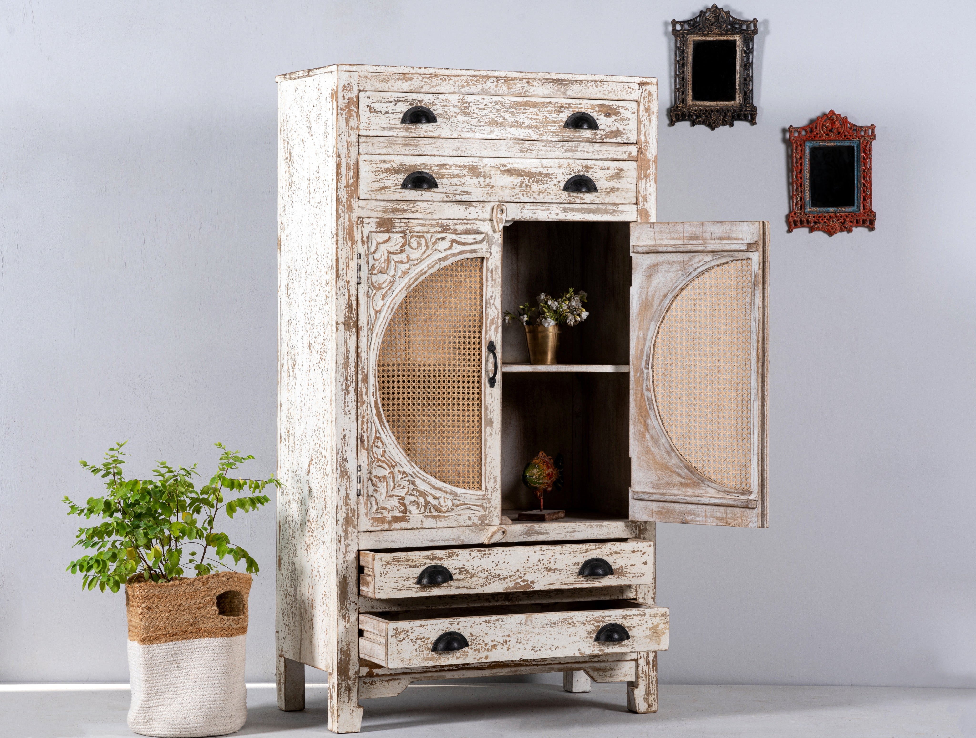 handgesneden kast met rotan inzetstukken van mangohout, vervaardigd in India een vintage mediterrane stijl.