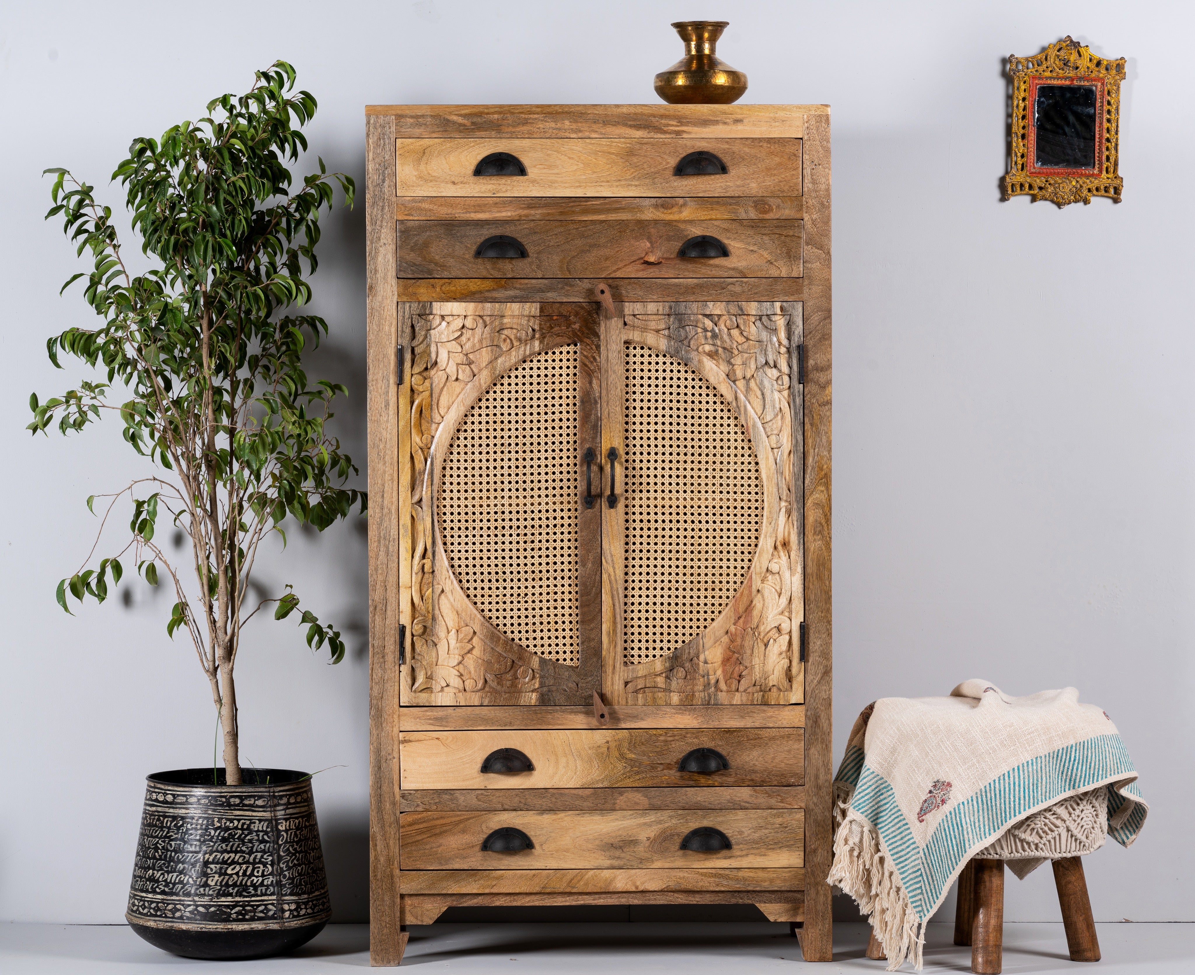 handgesneden kast met rotan inzetstukken van mangohout, vervaardigd in India een vintage mediterrane stijl.