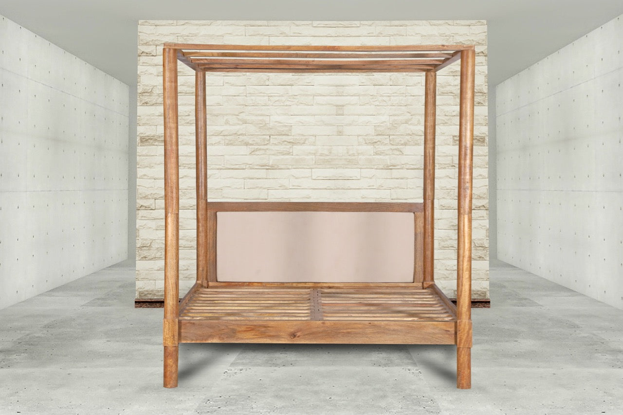 Svarg, four poster bed