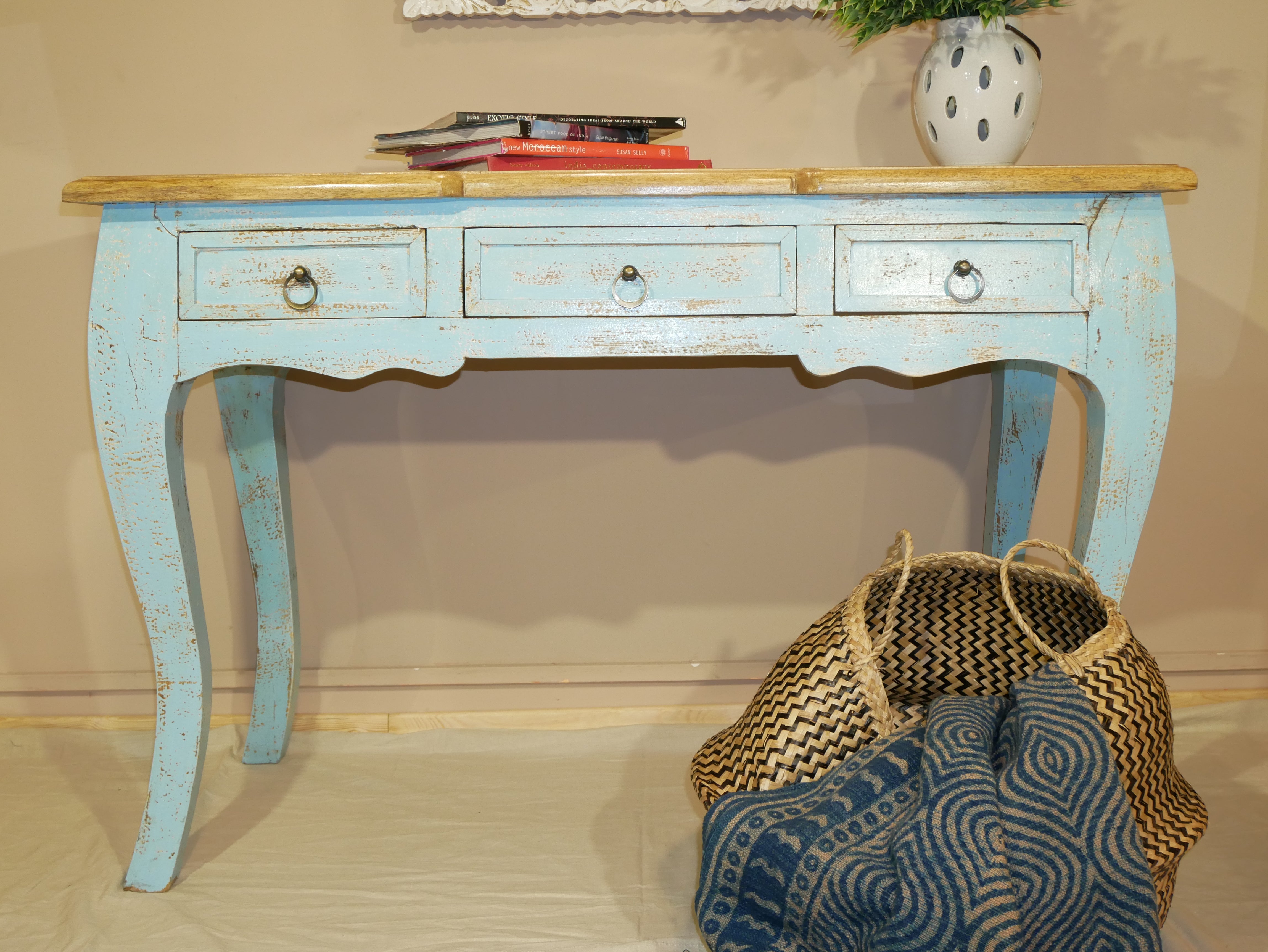 ROSÉ, vintage indian-style desk