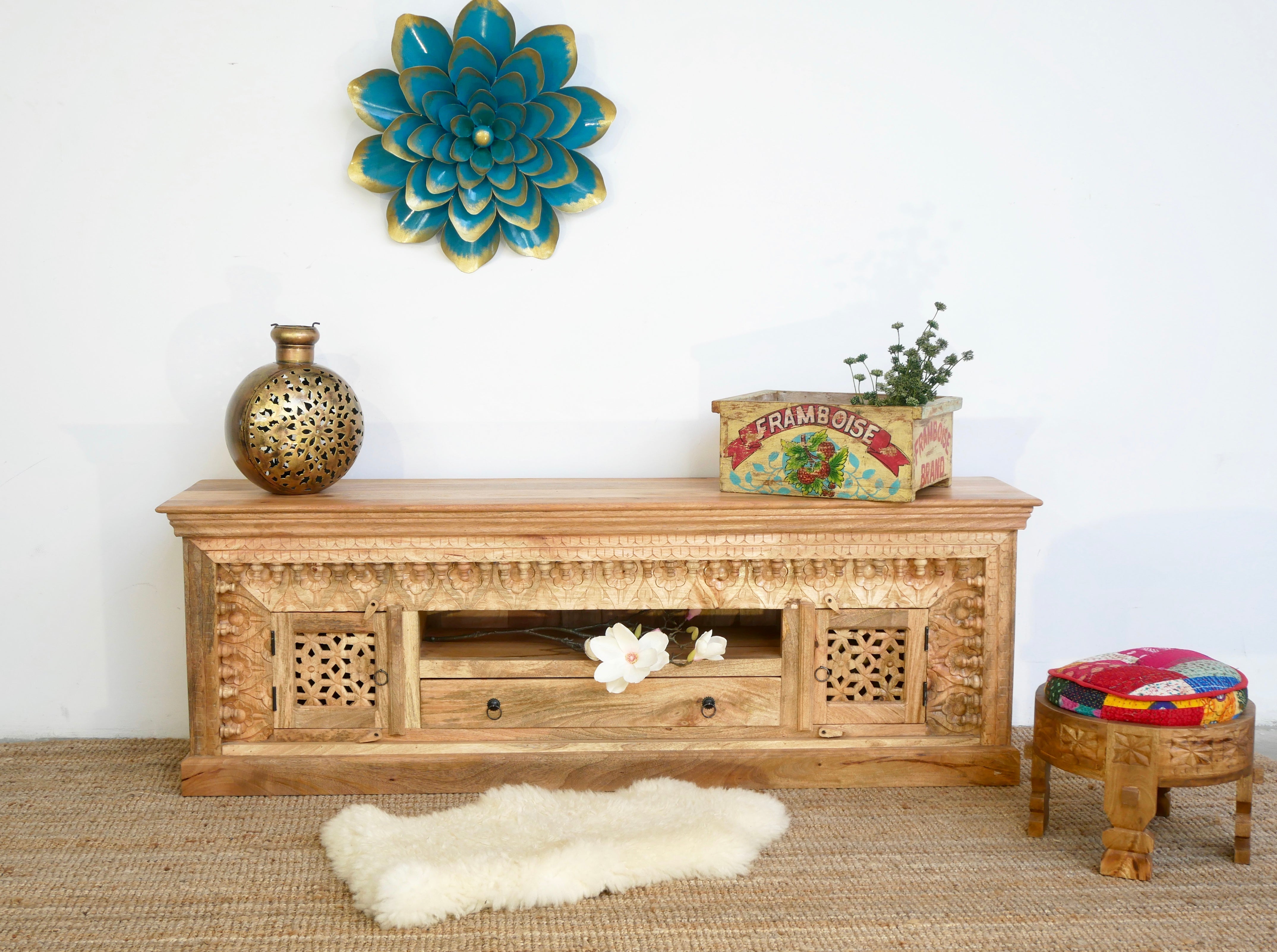 Carved mango wood TV unit with hand-carved doors, one drawer, and open shelf, 150 × 60 × 40 cm.