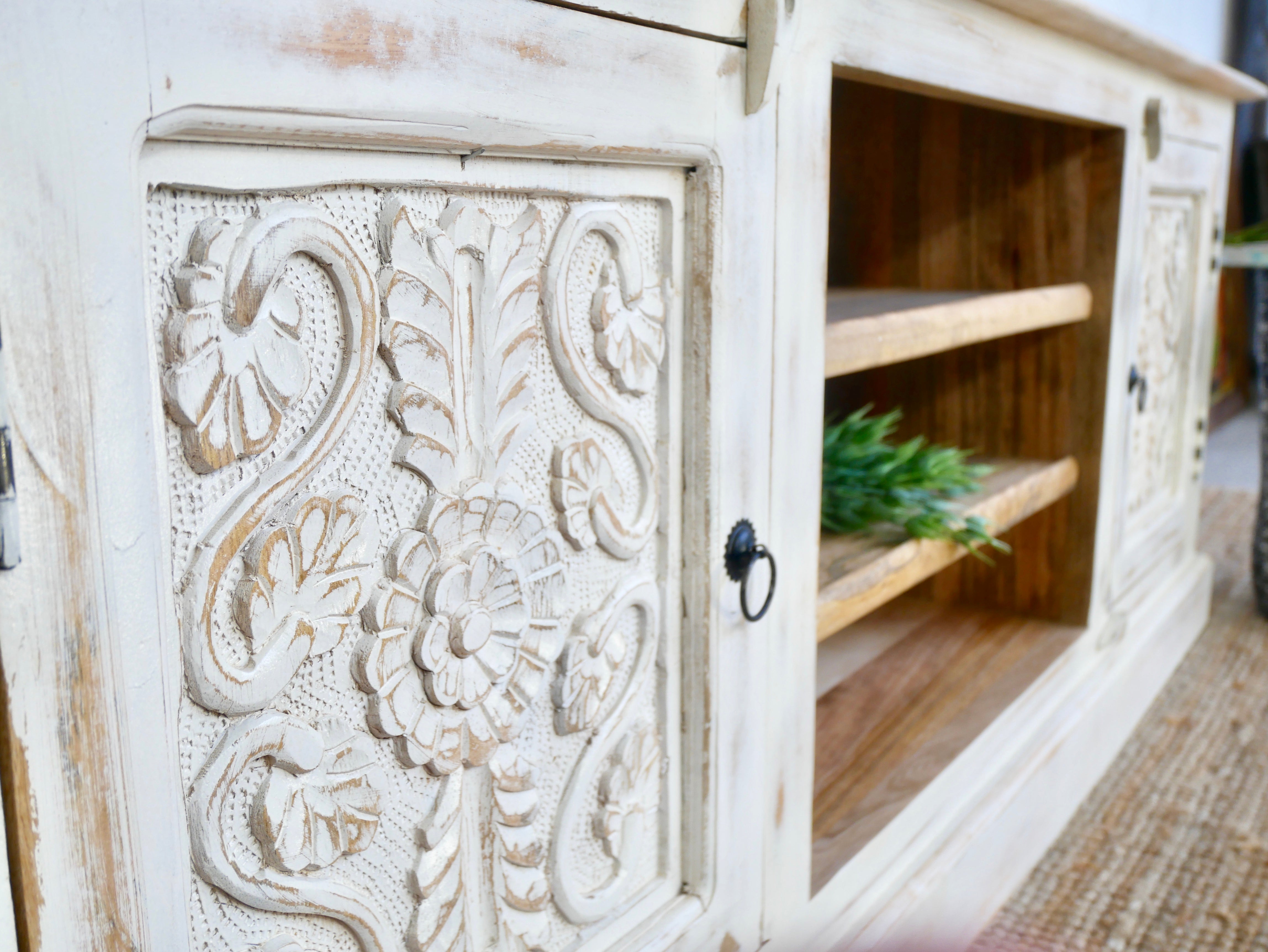 Handgeschnitztes TV cabinet aus Mangoholz, gefertigt in Indien in mediterranem vintage Stil.